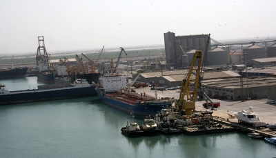 جاهزية موانئ الحديدة أقل من النصف.. تداعيات التحويل القسري للسفن سياسيا واقتصاديا على اليمن (تقرير خاص)