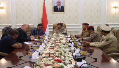 وزير الدفاع اليمني يناقش مع وفد بريطاني التعاون في مكافحة الإرهاب والتهريب