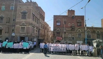طلاب جامعة صنعاء يتظاهرون رفضًا لرفع رسوم الدراسة