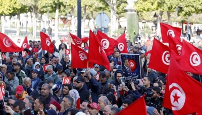 تونس.. أنصار المعارضة يجتازون الحواجز الأمنية ويتظاهرون بقلب العاصمة