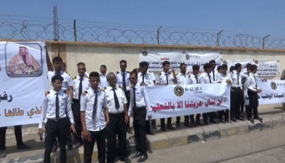 أكاديمية بازرعة للطيران تنصب خيمة اعتصام احتجاجية أمام مطار عدن الدولي