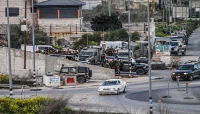 أطلقوا رصاص حي.. مستوطنون يقتحمون بلدة حوارة جنوبي نابلس تحت حماية جيش الاحتلال