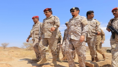 وزير الدفاع يتفقد قوات الجيش بمأرب ويؤكد: مستعدون لتحرير كامل تراب الوطن