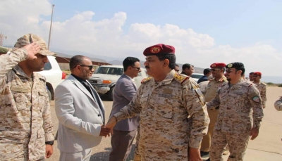 وزير الدفاع ورئيس هيئة الأركان يصلان إلى سقطرى لتفقد أوضاع القوات المسلحة