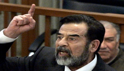 بعد 20 عاماً من الغزو الأمريكي للعراق.. كيف صُنِعت أكذوبة الصلة بين صدام حسين والقاعدة؟