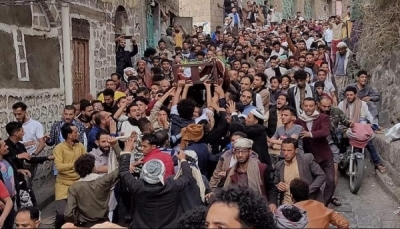 ماذا يعني تحول جنازة "المكحل" إلى مظاهرة شعبية عارمة ضد مليشيات الحوثي في إب؟