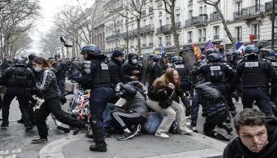 بالركل والهراوات وقنابل الغاز.. شرطة فرنسا تفرّق متظاهرين وسط باريس
