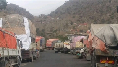 انتهاك يهدد حياة الملايين.. الحكومة: مليشيا الحوثي تحتجز 180 شاحنة محملة بالدقيق منذ شهر