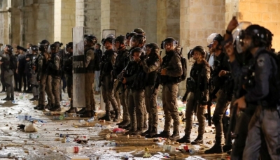 شرطة الاحتلال تطلق النار بشكل مباشر على شاب فلسطيني داخل المسجد الأقصى