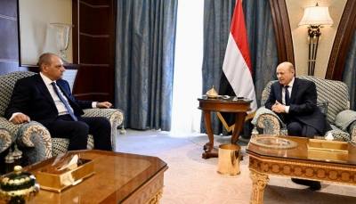 بعد إجراءات القاهرة الأخيرة.. العليمي يبحث مع السفير المصري تسهيلات لسفر وإقامة اليمنيين