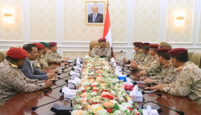 وزير الدفاع يطلع على الترتيبات لاستقبال الدفعة الأولى من الأسرى المحررين في مطار عدن