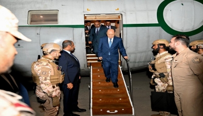 بعد شهرين من مغادرتها.. الرئيس العليمي يعود إلى العاصمة المؤقتة عدن