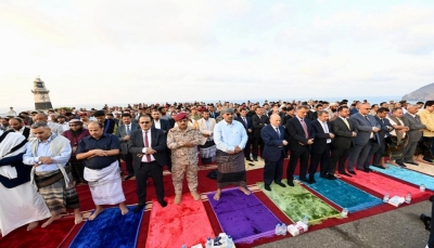 الرئيس العليمي يؤدي صلاة عيد الفطر المبارك ويستقبل جموع المهنئين في العاصمة المؤقتة عدن
