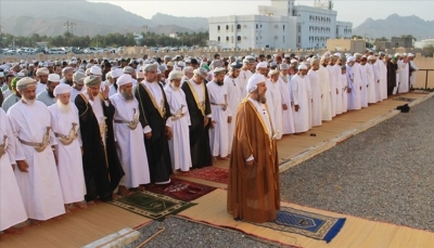 العمانيون يحتفلون بأول أيام عيد الفطر المبارك
