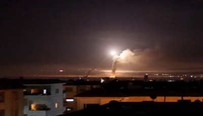 سوريا: الدفاعات الجوية تتصدى لصواريخ إسرائيلية في حمص وانباء عن استهداف مطار الضبعة