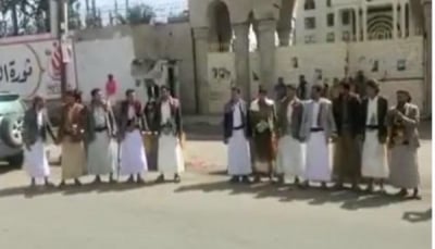 في وقفة احتجاجية.. مواطنون يشكون النهب الحوثي المنظم على أراضيهم بصنعاء