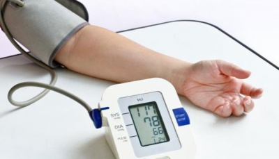 ما أعراض ارتفاع ضغط الدم.. وهل شرب الماء يخفضه؟