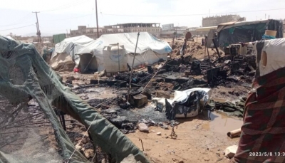 حريق يلتهم 12 مسكناً للنازحين في مخيم المطار بمأرب