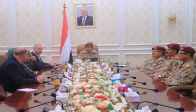 عدن.. وزير الدفاع يبحث مع وفد عسكري بريطاني دعم خفر السواحل اليمنية
