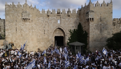هتفوا "الموت للعرب".. آلاف المستوطنين بمسيرة الأعلام يقتحمون "باب العمود" في القدس المحتلة