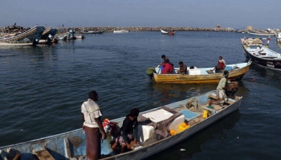 نتيجة الحصار الحوثي.. رحلات شاقة ليمنيين على قوارب صيد بحثا عن العلاج