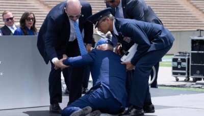 شاهد.. بايدن يتعثّر ويسقط أرضا خلال حفل تخرّج في أكاديمية القوات الجوية