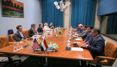 العليمي يعقد مباحثات مع وزير الخارجية الأميركي حول العلاقات ومستجدات الأوضاع اليمنية