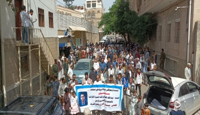 المئات يتظاهرون في صنعاء للمطالبة بإنهاء السيطرة الحوثية على الشركة التي يعملون فيها