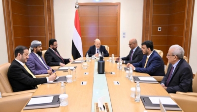 الرئاسي اليمني يوجه محافظ عدن بسرعة توريد الإيرادات إلى البنك المركزي