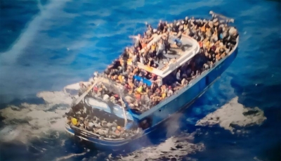 "كنا نسمع صراخهم".. الناجون يتحدثون عن لحظات غرق القارب قبالة اليونان