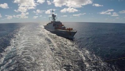 البحرية الأمريكية: الحرس الثوري الإيراني يحتجز سفينة تجارية في الخليج