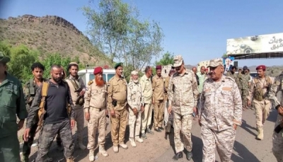 دعا لمواجهة التصعيد الحوثي.. وفد من وزارة الدفاع يتفقد قوات الجيش بمحافظة الضالع
