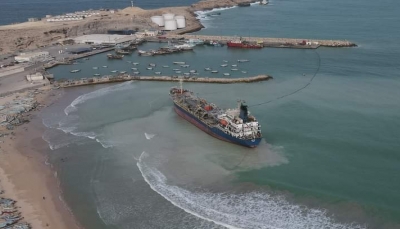 محافظ المهرة يوجه باتخاذ الإجراءات القانونية بحق سفينة نفطية جانحة بميناء نشطون