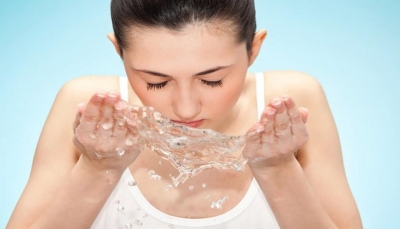 كم مرة ينبغي غسل الوجه يوميا؟ وهل يُنصح بـ"تنظيف البشرة المزدوج"؟