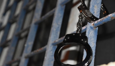 منظمة حقوقية تطالب بالتحقيق بشأن "عمليات تعذيب" في سجن غير قانوني تابع لـ"طارق صالح" بالخوخة