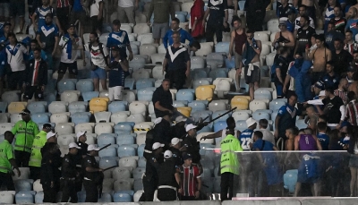 جماهير فريق أرجنتيني تعتدي على اللاعبين تحت تهديد السلاح بعد هزيمتهم في الدوري