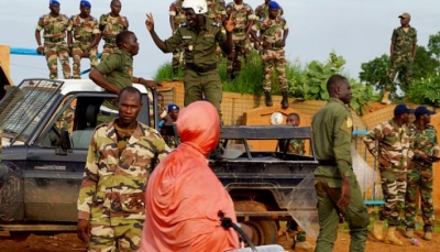 قادة انقلاب النيجر يتراجعون عن وثيقة طرد سفراء ويضعون الجيش بحالة تأهب