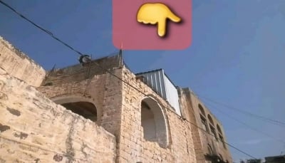 إب.. عنصر حوثي يحول سطح مسجد أثري في مدينة "جبلة" إلى ملحق لمنزله
