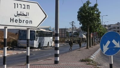 مستوطنون يعتدون على الفلسطينيين في قرى نابلس والخليل بالضفة الغربية
