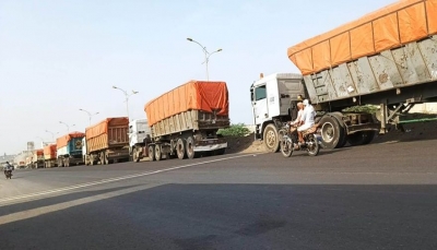 لفرض الجبايات.. مليشيا الحوثي تحتجز 300 شاحنة بعد خروجها من ميناء الحديدة