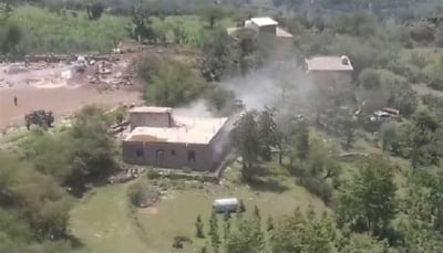إب.. مسلحون حوثيون يحرقون منزل مواطن في مديرية العدين