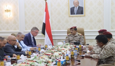 وزير الدفاع يحذر المجتمع الدولي: غض الطرف عن إرهاب مليشيا الحوثي سيدفع ثمنه الجميع