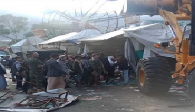 إب.. الحوثيون يزيلون الأكشاك والبسطات ويرمون مُلاكها إلى رصيف البطالة