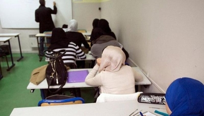 منع عشرات الفتيات ممن يرتدين العباءة من دخول المدارس في فرنسا