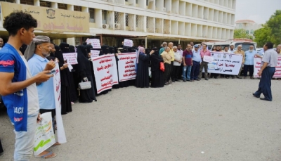 عدن.. وقفة احتجاجية لنقابات عدد من الجامعات للمطالبة بحقوقهم المالية