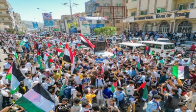 آلاف اليمنيين يتظاهرون في تعز للتنديد بجرائم الاحتلال الاسرائيلي في قطاع "غزة"