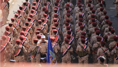 تعز.. عرض عسكري لوحدات رمزية من الجيش والأمن احتفاءً بأعياد الثورة اليمنية (صور)