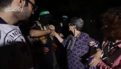 حديثها أغضب الإسرائيليين.. أسيرة أطلقتها "حماس" تشيد بالمعاملة الإنسانية: كانوا ودودين جداً معنا