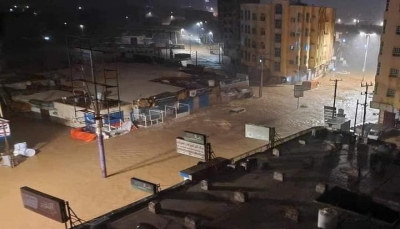 إعصار تيج بالمهرة.. حالة وفاة وتضرر عشرات المنازل ونزوح الآلاف والهلال الأحمر يصف الوضع بـ "الصعب"