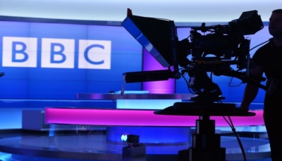 موظفون في "بي بي سي" يبكون في العمل بسبب التغطية المنحازة للحرب على غزة